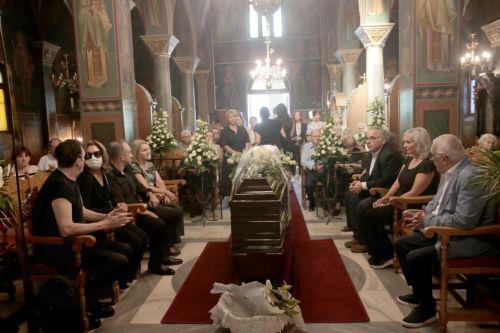 Συγγενείς, φίλοι και απλός κόσμος παρίστανται στην εξόδιο ακολουθία της Μαίρης Λίντα στον Ιερό Ναό Αγίου Ανδρέα, στο παρεκκλήσι που βρίσκεται εντός του Γηροκομείου Αθηνών, Παρασκευή 24 Ιουλίου 2026. Η επιλογή του χώρου είχε ιδιαίτερη σημασία για τη σπουδαία ερμηνεύτρια, καθώς εκεί διέμενε από το 2018 και είχε εκφράσει την επιθυμία να τελεστεί εκεί η κηδεία...