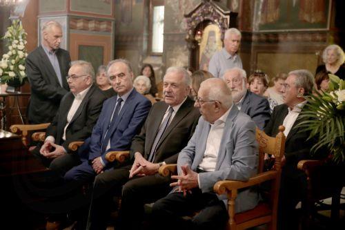 Ο πρόεδρος της Βουλής Νικήτας Κακλαμάνης (Δ) και ο Δημήτρης Αβραμόπουλος (2ος Δ)  παρίστανται στην εξόδιο ακολουθία της Μαίρης Λίντα στον Ιερό Ναό Αγίου Ανδρέα, στο παρεκκλήσι που βρίσκεται εντός του Γηροκομείου Αθηνών, Παρασκευή 24 Ιουλίου 2026. Η επιλογή του χώρου είχε ιδιαίτερη σημασία για τη σπουδαία ερμηνεύτρια, καθώς εκεί διέμενε από το 2018 και είχε...