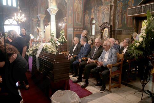 Ο πρόεδρος της Βουλής Νικήτας Κακλαμάνης (Δ) και ο Δημήτρης Αβραμόπουλος (2ος Δ)  παρίστανται στην εξόδιο ακολουθία της Μαίρης Λίντα στον Ιερό Ναό Αγίου Ανδρέα, στο παρεκκλήσι που βρίσκεται εντός του Γηροκομείου Αθηνών, Παρασκευή 24 Ιουλίου 2026. Η επιλογή του χώρου είχε ιδιαίτερη σημασία για τη σπουδαία ερμηνεύτρια, καθώς εκεί διέμενε από το 2018 και είχε...