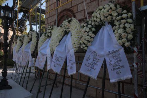 Στεφάνια έξω από το παρεκκλήσι του Ιερού Ναού Αγίου Ανδρέα που βρίσκεται εντός του Γηροκομείου Αθηνών, για την εξόδιο ακολουθία της Μαίρης Λίντα, Παρασκευή 24 Ιουλίου 2026. Η επιλογή του χώρου είχε ιδιαίτερη σημασία για τη σπουδαία ερμηνεύτρια, καθώς εκεί διέμενε από το 2018 και είχε εκφράσει την επιθυμία να τελεστεί εκεί η κηδεία της. Μετά την εξόδιο...