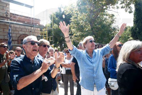 Συγγενείς, φίλοι και απλός κόσμος παρίστανται στην εξόδιο ακολουθία της Μαίρης Λίντα στον Ιερό Ναό Αγίου Ανδρέα, στο παρεκκλήσι που βρίσκεται εντός του Γηροκομείου Αθηνών, Παρασκευή 24 Ιουλίου 2026. Η επιλογή του χώρου είχε ιδιαίτερη σημασία για τη σπουδαία ερμηνεύτρια, καθώς εκεί διέμενε από το 2018 και είχε εκφράσει την επιθυμία να τελεστεί εκεί η κηδεία...