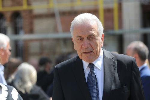 Ο Δημήτρης Αβραμόπουλος παρίσταται στην εξόδιο ακολουθία της Μαίρης Λίντα στον Ιερό Ναό Αγίου Ανδρέα, στο παρεκκλήσι που βρίσκεται εντός του Γηροκομείου Αθηνών, Παρασκευή 24 Ιουλίου 2026. Η επιλογή του χώρου είχε ιδιαίτερη σημασία για τη σπουδαία ερμηνεύτρια, καθώς εκεί διέμενε από το 2018 και είχε εκφράσει την επιθυμία να τελεστεί εκεί η κηδεία της. Μετά...