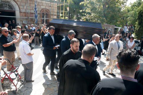 Η σορός της Μαίρης Λίντα μεταφέρεται από τον Ιερό Ναό Αγίου Ανδρέα στο Γηροκομείο Αθηνών , στο Α' Νεκροταφείο Αθηνών όπου θα γίνει η ταφή της,  Παρασκευή 24 Ιουλίου 2026. Η επιλογή του χώρου είχε ιδιαίτερη σημασία για τη σπουδαία ερμηνεύτρια, καθώς εκεί διέμενε από το 2018 και είχε εκφράσει την επιθυμία να τελεστεί εκεί η κηδεία της. Μετά την εξόδιο...
