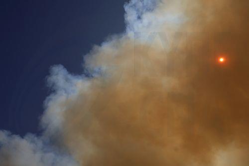epa13129860 A column of smoke from a wildfire rises over the skyline near Pelayos de la Presa municipality, Community of Madrid, Spain, 24 July 2026. Commanders of the operation against the forest fire affecting the southwest of the Autonomous Community of Madrid ordered the evacuation of the municipalities of Chapineria, Navas del Rey, and Colmenar del...