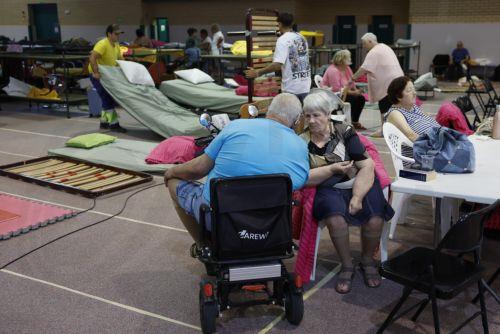epa13133524 Residents of the towns affected by the wildfires in the western mountains of Madrid who have been forced to evacuate rest in a gym in Villamanta, near Madrid, Spain, 26 July 2026. The several wildfires has forced to move 60,000 inhabitants and have burnt more than 40,000 hectares.  EPA/Mariscal