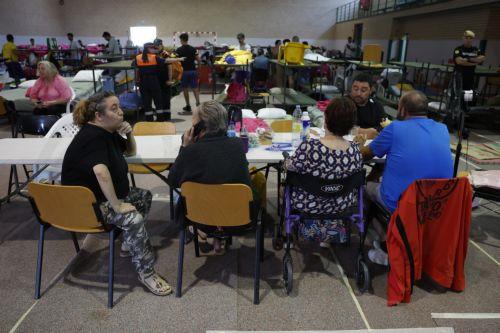 epa13133525 Residents of the towns affected by the wildfires in the western mountains of Madrid who have been forced to evacuate rest in a gym in Villamanta, near Madrid, Spain, 26 July 2026. The several wildfires has forced to move 60,000 inhabitants and have burnt more than 40,000 hectares.  EPA/Mariscal