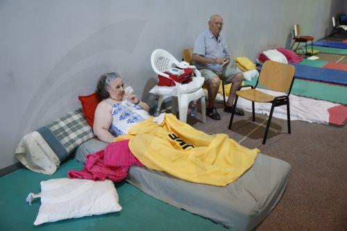 epa13133527 Residents of the towns affected by the wildfires in the western mountains of Madrid who have been forced to evacuate rest in a gym in Villamanta, near Madrid, Spain, 26 July 2026. The several wildfires has forced to move 60,000 inhabitants and have burnt more than 40,000 hectares.  EPA/Mariscal
