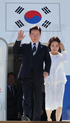 epa13134865 South Korean President Lee Jae-myung (L) and his wife, Kim Hea-kyung, arrive at the Brazilian Air Force base in Brasilia, Brazil, 26 July 2026, for a summit with Brazilian President Luiz Inacio Lula da Silva and a business roundtable aimed at deepening bilateral cooperation.  EPA/YONHAP SOUTH KOREA OUT