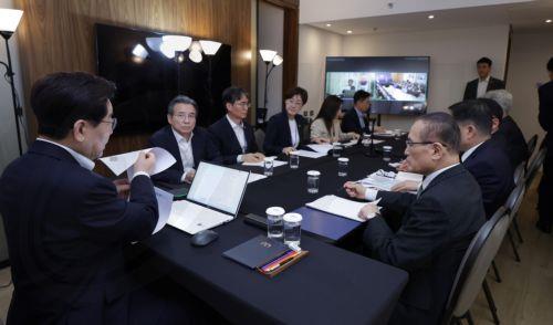 epa13134989 South Korean President Lee Jae Myung (L) holds a video conference with his senior secretaries in Brasilia, Brazil, 26 July 2026, during his state visit to Brazil.  EPA/YONHAP SOUTH KOREA OUT