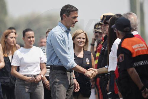 epa13135615 Spanish Prime Minister Pedro Sanchez (C) emergency services officers deoloyed to battle the fires during his visit to the firefighters’ control center in La Vall d'Uixo, Castellon, Spain, 27 July 2026. Multiple wild fires in Spain have forced the evacuation of about 115,000 people from the affected villages.  EPA/MANUEL BRUQUE