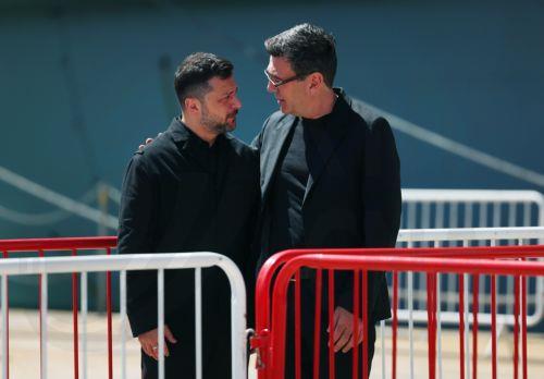 epa13135918 British Prime Minister Andy Burnham (R) and Ukrainian President Volodymyr Zelensky (L) ahead of talks aboard the HMS Queen Elizabeth at His Majesty's Naval Base Portsmouth in Portsmouth, Britain, 27 July 2026.  EPA/ANDY RAIN / POOL