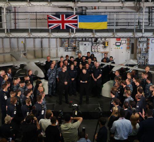epa13135922 British Prime Minister Andy Burnham (L) and Ukrainian President Volodymyr Zelensky (R)  with British and Ukrainian troops aboard the HMS Queen Elizabeth at His Majesty's Naval Base Portsmouth in Portsmouth, Britain, 27 July 2026.  EPA/ANDY RAIN / POOL