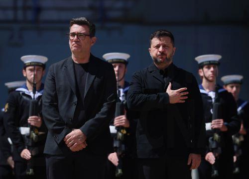 epa13135925 British Prime Minister Andy Burnham (L) and Ukrainian President Volodymyr Zelensky ahead of talks aboard the HMS Queen Elizabeth at His Majesty's Naval Base Portsmouth in Portsmouth, Britain, 27 July 2026.  EPA/ANDY RAIN / POOL