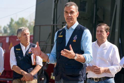 epa13141253 Spanish Prime Minister Pedro Sanchez (C) addresses a press conference as he visits to the Forward Command Post in charge of battling the wildfires in Navaluenga, Avila, Spain, 30 July 2026, while traveling to the area affected by the forest fires amid persistent heatwaves.  EPA/RAUL SANCHIDRIAN