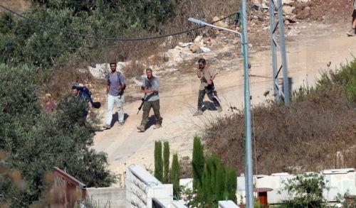 epa13143501 Armed Israeli settlers enter the Al Jouned area, near the West Bank city of Nablus, 31 July 2026. According to the Palestinian news agency WAFA, a Palestinian man was injured when Israeli soldiers fired live bullets at a group of Palestinians in the Al Jouned area, as dozens of Israeli settlers marched through the Palestinian city of Nablus...