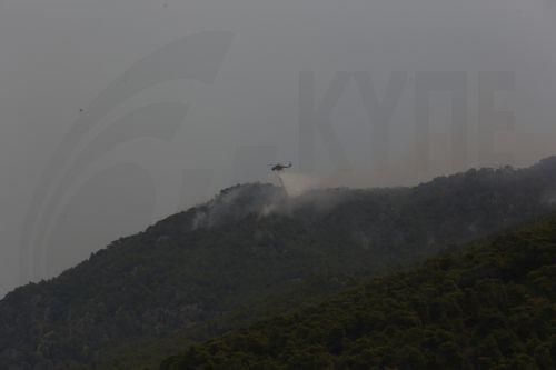 Πυροσβεστικό ελικόπτερο επιχειρεί σε φωτιά που καίει στην Ψάθα Δυτικής Αττικής, Δευτέρα 3 Αυγούστου 2026. Συνεχίζει να καίει για 4η μέρα, η μεγάλη φωτιά στη στη Δυτική Αττική, η οποία ξεκίνησε από τη Βοιωτία. Όπως έγινε γνωστό από την Πυροσβεστική, οι προσπάθειες των πυροσβεστικών δυνάμεων επικεντρώνονται σε Αγία Σκέπη και Κανδήλι  Μεγάρων. Νέο μήνυμα από...