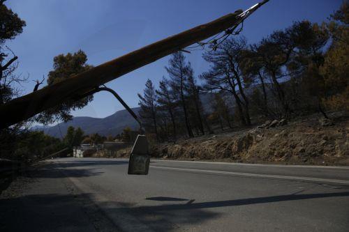 Καμένη κολώνα ηλεκτροδότησης την επόμενη μέρα της πυρκαγιάς που έκαψε την παραθαλάσσια περιοχή του Πόρτο Γερμενό, περίπου 63 χιλιόμετρα δυτικά της Αθήνας, Δευτέρα 3 Αυγούστου 2026. Η πυρκαγιά που ξεκίνησε την Παρασκευή 31 Ιουλίου 2026 από τη Βοιωτία και επεκτάθηκε στην Δυτική Αττική έλαβε πολύ μεγάλες διαστάσεις κατακαίγοντας δασικές εκτάσεις και...
