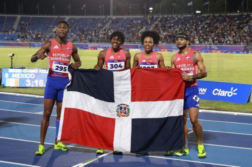 epa13149192 Marileidy Paulino (2-L), Christopher Melenciano (L), Anabel Medina (2-R), and Erick Sanchez of the Dominican Republic pose after winning the mixed 4x400-meter relay final during the XXV Central American and Caribbean Games Santo Domingo 2026, in Santo Domingo, Dominican Republic, 03 August 2026.  EPA/ORLANDO BARRIA