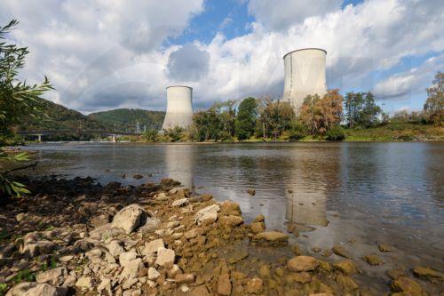 epa13151082 A view of the Chooz nuclear power plant and the River Meuse near Chooz, northeastern France, 05 August 2026. The plant's two reactors have been shut down since 01 August 2026 after prolonged hot and dry weather caused the River Meuse to fall below the level required for cooling operations while maintaining compliance with environmental...