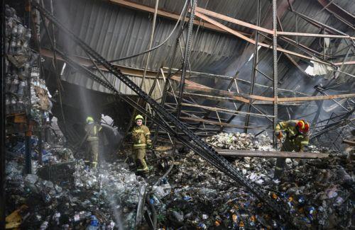 epa13151121 Ukrainian rescuers work at the site of a Russian missile strike on a grocery storage facility in Kyiv, Ukraine, 05 August 2026, amid the Russian invasion. At least 17 people were killed, and more than 40 others were injured in a large-scale overnight Russian attack by ballistic missiles on Kyiv and its area, according to the Ukrainian State...