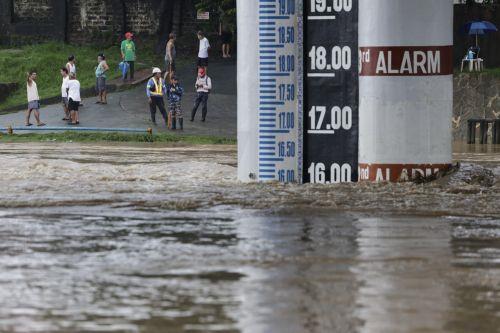 epa13158727 People watch a river being monitored for alarm levels in Marikina City, Metro Manila, Philippines, 10 August 2026. Persistent monsoon rains in Metro Manila and several provinces in the Luzon region caused flooding and triggered evacuations by emergency response units to ensure the safety of residents.  EPA/ROLEX DELA PENA