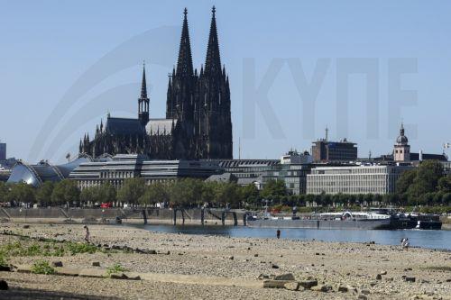 epa13166425 A view of the Rhine River with low water levels in Cologne, Germany, 13 August 2026. The Rhine River's discharge has dropped to historic lows at key measuring points due to heatwaves and severe drought.  EPA/CHRISTOPHER NEUNDORF