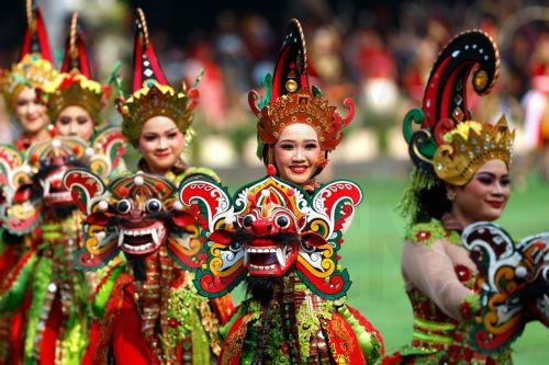 epaselect epa13175138 Dancers perform during a ceremony marking the 81st anniversary of Indonesia's Independence at the Presidential Palace in Jakarta, Indonesia, 17 August 2026. Indonesia gained independence from the Netherlands on 17 August 1945.  EPA/MAST IRHAM
