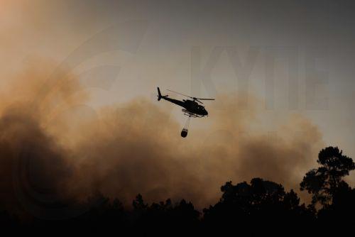 epa13176360 A helicopter fights the flames of a forest fire in Vilarinho da Castanheira, Portugal, 17 August 2026. The fire started in Torre de Moncorvo and spread to the municipality of Carrazeda de Ansiaes.  EPA/PEDRO SARMENTO COSTA