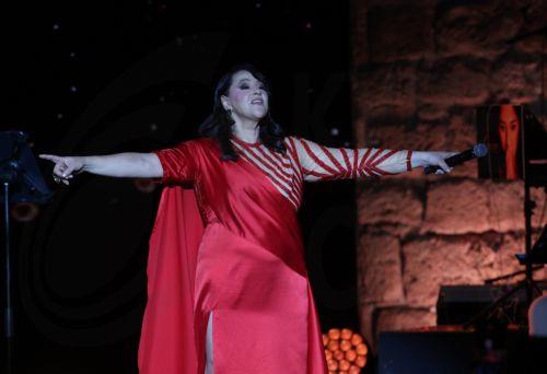 epa13176465 Tunisian singer Amina Fakhet performs during the 60th edition of the Carthage International Festival at the Roman Theatre of Carthage in Tunis, Tunisia, 17 August 2026. The festival runs from 16 July to 19 August 2026.  EPA/MOHAMED MESSARA