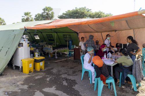 epa13176570 Patients at Aeramo Hospital receive treatment in a makeshift tent outside the hospital building following a 7.7 magnitude earthquake in Mbay, East Nusa Tenggara province, Indonesia, 18 August 2026. According to the National Search and Rescue Agency of Indonesia (BASARNAS), a 7.7 magnitude earthquake struck off the coast of East Nusa Tenggara...