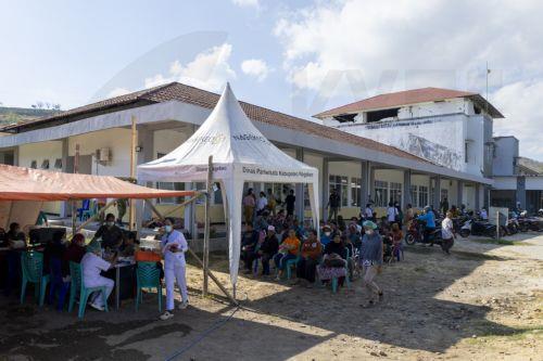 epa13176571 Patients at Aeramo Hospital receive treatment in a makeshift tent outside the hospital building following a 7.7 magnitude earthquake in Mbay, East Nusa Tenggara province, Indonesia, 18 August 2026. According to the National Search and Rescue Agency of Indonesia (BASARNAS), a 7.7 magnitude earthquake struck off the coast of East Nusa Tenggara...