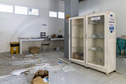 epa13176572 The damage inside Aeramo Hospital following a 7.7 magnitude earthquake in Mbay, East Nusa Tenggara province, Indonesia, 18 August 2026. According to the National Search and Rescue Agency of Indonesia (BASARNAS), a 7.7 magnitude earthquake struck off the coast of East Nusa Tenggara province on 15 August 2026, killing at least 53 people.  EPA/MADE...