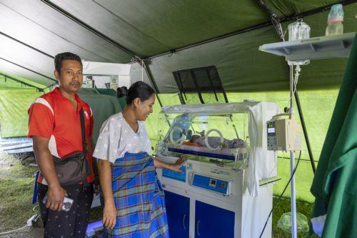 epa13176577 Patients at Aeramo Hospital receive treatment in a makeshift tent outside the hospital building following a 7.7 magnitude earthquake in Mbay, East Nusa Tenggara province, Indonesia, 18 August 2026. According to the National Search and Rescue Agency of Indonesia (BASARNAS), a 7.7 magnitude earthquake struck off the coast of East Nusa Tenggara...