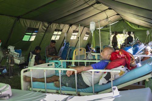 epa13176578 Patients at Aeramo Hospital receive treatment in a makeshift tent outside the hospital building following a 7.7 magnitude earthquake in Mbay, East Nusa Tenggara province, Indonesia, 18 August 2026. According to the National Search and Rescue Agency of Indonesia (BASARNAS), a 7.7 magnitude earthquake struck off the coast of East Nusa Tenggara...