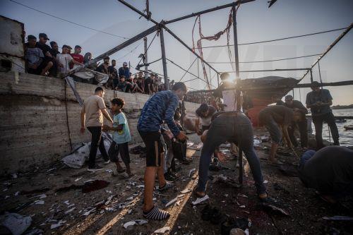 epa13177708 Palestinians inspect a cafe destroyed in an Israeli airstrike at Gaza port near the beach in Gaza City, 18 August 2026. The Ministry of Health in Gaza said at least six Palestinians were killed and others injured in an Israeli airstrike in western Gaza City.  EPA/MOHAMMED SABER