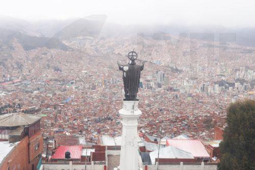 epa13177920 A snow-covered statue stands in El Alto, Bolivia, 18 August 2026. Heavy snowfall in at least four Bolivian departments forced authorities to temporarily suspend or restrict road travel on several routes to prevent accidents.  EPA/LUIS GANDARILLAS