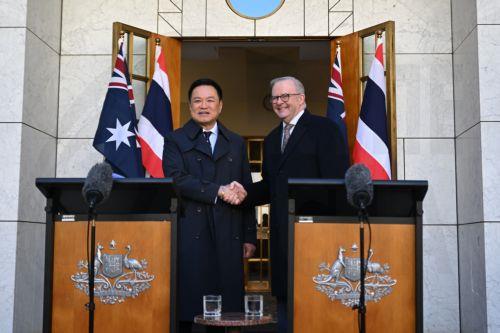 epa13178070 Australian Prime Minister Anthony Albanese (R) and Thai Prime Minister Anutin Charnvirakul (L) shake hands at the end of a press statement at Parliament House, in Canberra, Australia, 19 August 2026. Anutin Charnvirakul is on an official visit to Australia from 17 August to 20 August.  EPA/LUKAS COCH AUSTRALIA AND NEW ZEALAND OUT