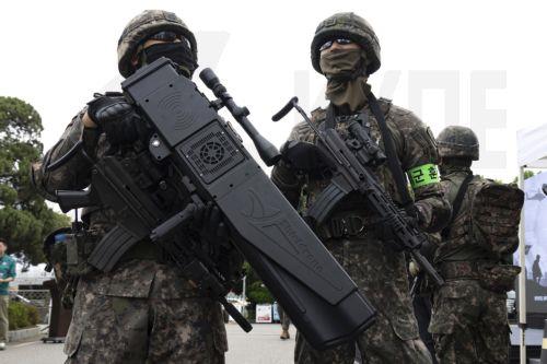 epa13178180 South Korean soldiers of the 52nd Division take part in an anti-terrorism drill as part of the South Korea–US joint annual military exercise 'Ulchi Freedom Shield' at Lotte World Hotel in Seoul, South Korea, 19 August 2026. The annual joint military exercise, Ulchi Freedom Shield (UFS), began on 17 August to enhance the allies' combined defense...