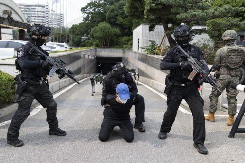 epa13178181 South Korean soldiers of the Capital Defense Command take part in an anti-terrorism drill as part of the South Korea–US joint annual military exercise 'Ulchi Freedom Shield' at Lotte World Hotel in Seoul, South Korea, 19 August 2026. The annual joint military exercise, Ulchi Freedom Shield (UFS), began on 17 August to enhance the allies'...