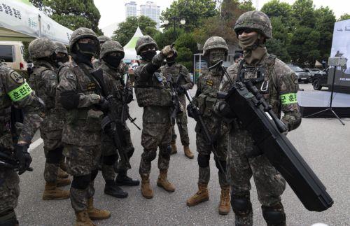 epa13178183 South Korean soldiers of the 52nd Division take part in an anti-terrorism drill as part of the South Korea–US joint annual military exercise 'Ulchi Freedom Shield' at Lotte World Hotel in Seoul, South Korea, 19 August 2026. The annual joint military exercise, Ulchi Freedom Shield (UFS), began on 17 August to enhance the allies' combined defense...