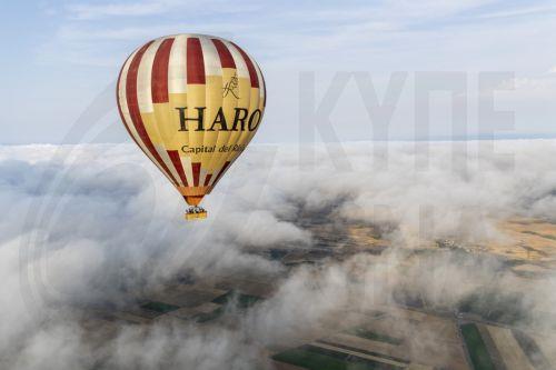 epa13180160 A hot air balloon flies over the skyline of Haro in La Rioja province, Spain, 20 August 2026. Haro is hosting the 42nd Spanish Hot Air Balloon Championship and the 26th International Hot Air Balloon Regatta from 19 and 23 August.  EPA/RAQUEL MANZANARES
