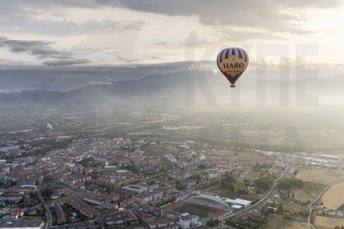 epa13180161 A hot air balloon flies over the skyline of Haro in La Rioja province, Spain, 20 August 2026. Haro is hosting the 42nd Spanish Hot Air Balloon Championship and the 26th International Hot Air Balloon Regatta from 19 and 23 August.  EPA/RAQUEL MANZANARES