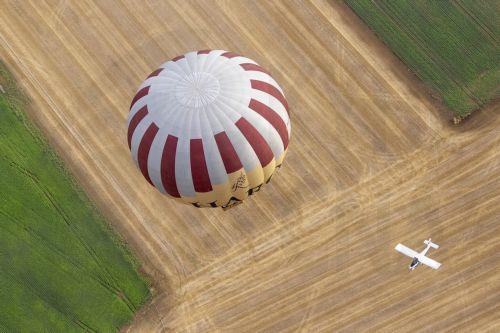 epa13180174 A hot air balloon flies over a field in Haro, La Rioja province, Spain, 20 August 2026. Haro is hosting the 42nd Spanish Hot Air Balloon Championship and the 26th International Hot Air Balloon Regatta from 19 and 23 August.  EPA/RAQUEL MANZANARES