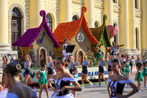 epa13180332 The float of Teva Pharmaceutical Company on parade during the 57th annual floral parade in downtown Debrecen, eastern Hungary, 20 August 2026. The festivities take place on Hungary's primary national holiday, marking the 1026th anniversary of the founding of the Hungarian State.  EPA/Zsolt Czegledi HUNGARY OUT