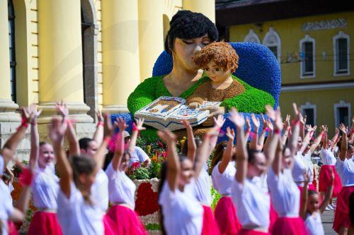 epa13180335 The float of Move, Debrecen! movement on parade during the 57th annual floral parade in downtown Debrecen, eastern Hungary, 20 August 2026. The festivities take place on Hungary's primary national holiday, marking the 1026th anniversary of the founding of the Hungarian State.  EPA/Zsolt Czegledi HUNGARY OUT