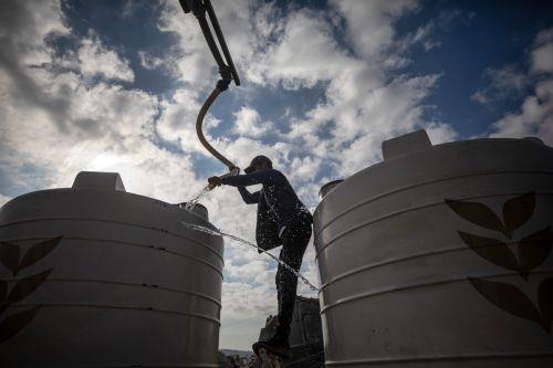 epa13180441 A Palestinian man fills water tanks with drinking water to transport it to a displacement camp in Gaza City, 20 August 2026. Gaza's municipalities and water authorities have warned of an imminent collapse of drinking-water and sewage systems, threatening more than two million people with severe water shortages and the spread of disease. Water...