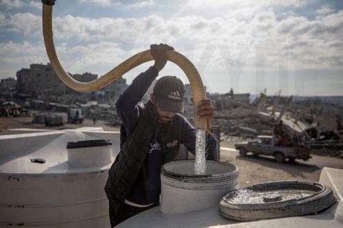 epa13180444 A Palestinian man fills water tanks with drinking water to transport it to a displacement camp in Gaza City, 20 August 2026. Gaza's municipalities and water authorities have warned of an imminent collapse of drinking-water and sewage systems, threatening more than two million people with severe water shortages and the spread of disease. Water...