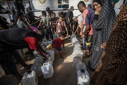 epa13180445 Displaced Palestinians line up to collect drinking water at a displacement camp in central Gaza City, 20 August 2026. Gaza's municipalities and water authorities have warned of an imminent collapse of drinking-water and sewage systems, threatening more than two million people with severe water shortages and the spread of disease. Water...