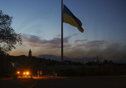 epa13181933 Smoke rises over the city following a Russian air attack in Kyiv, Ukraine, 20 August 2026, amid the ongoing Russian invasion.  EPA/SERGEY DOLZHENKO