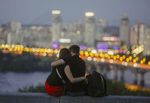 epaselect epa13181935 A young couple sits in front of a city view in Kyiv, Ukraine, 20 August 2026, amid the ongoing Russian invasion.  EPA/SERGEY DOLZHENKO 124538